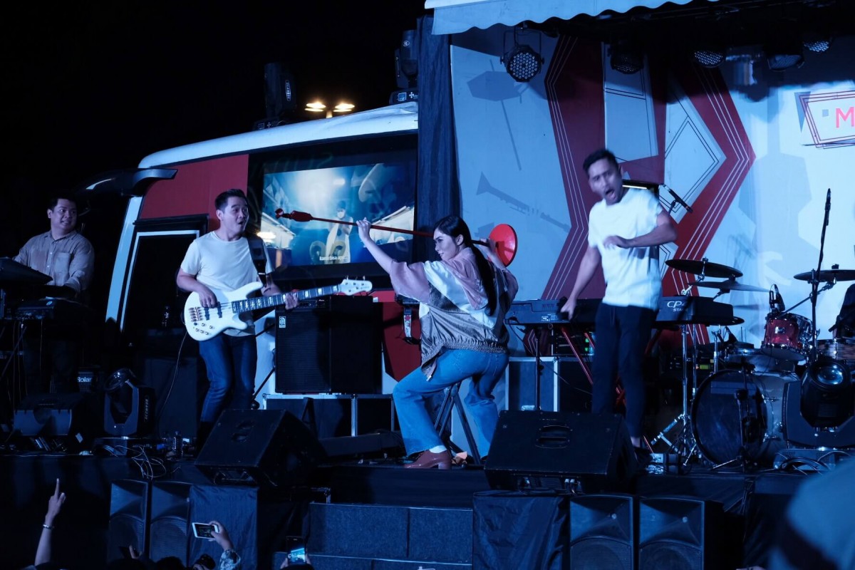 Aksi energik dan humoris Isyana di panggung Stage Bus Jazz Tour 2019 - Bekasi